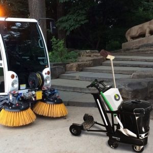 Ver carro barrendero con patinete electrico