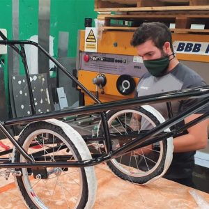 Ver carro para repartir sacas de Amazon