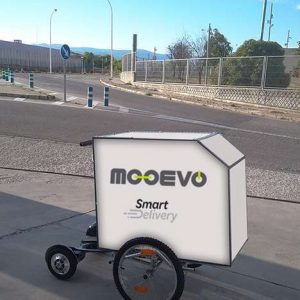 Ver carro reparto mensajeria con patinete electrico hoverboard