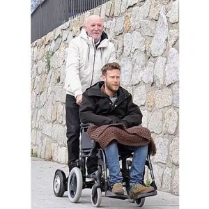 sillas de ruedas con patinetes electricos