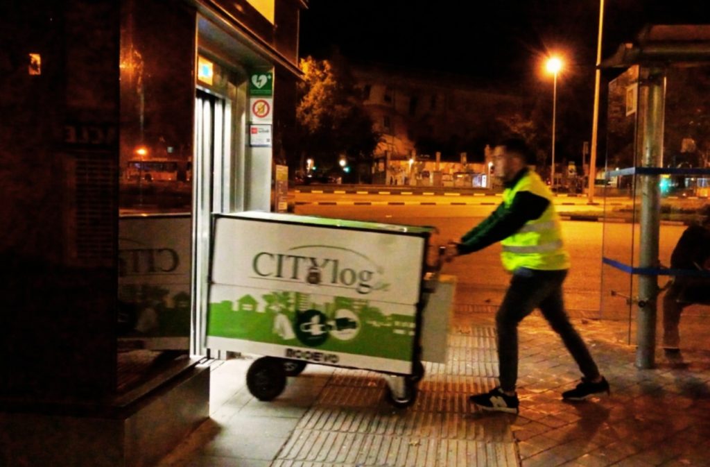 repartidores con carrito electrico metro madrid